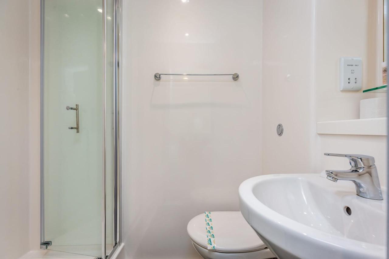 Spacious Ensuite Room With Shared Kitchen Lincoln Exterior photo